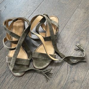 Splendid brand suede sandal. Cross cross up leg. Size 8.5. Ties in back or front